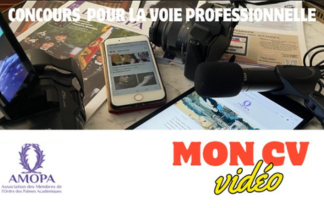 Mon CV vidéo Concours / sigle Amopa et bureau avec téléphone en arrière plan