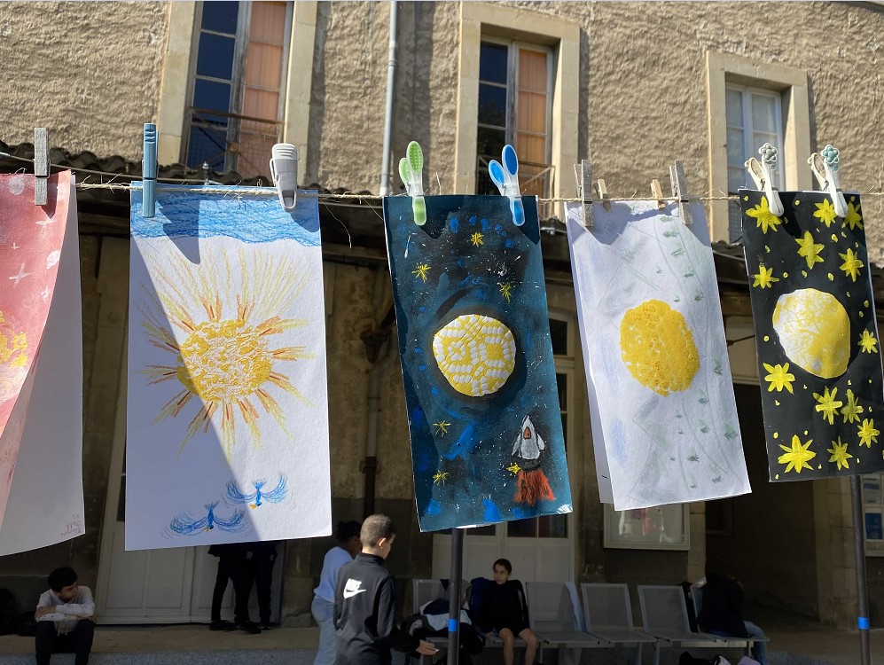 Exposition "La grande lessive" dans la cour du collège.