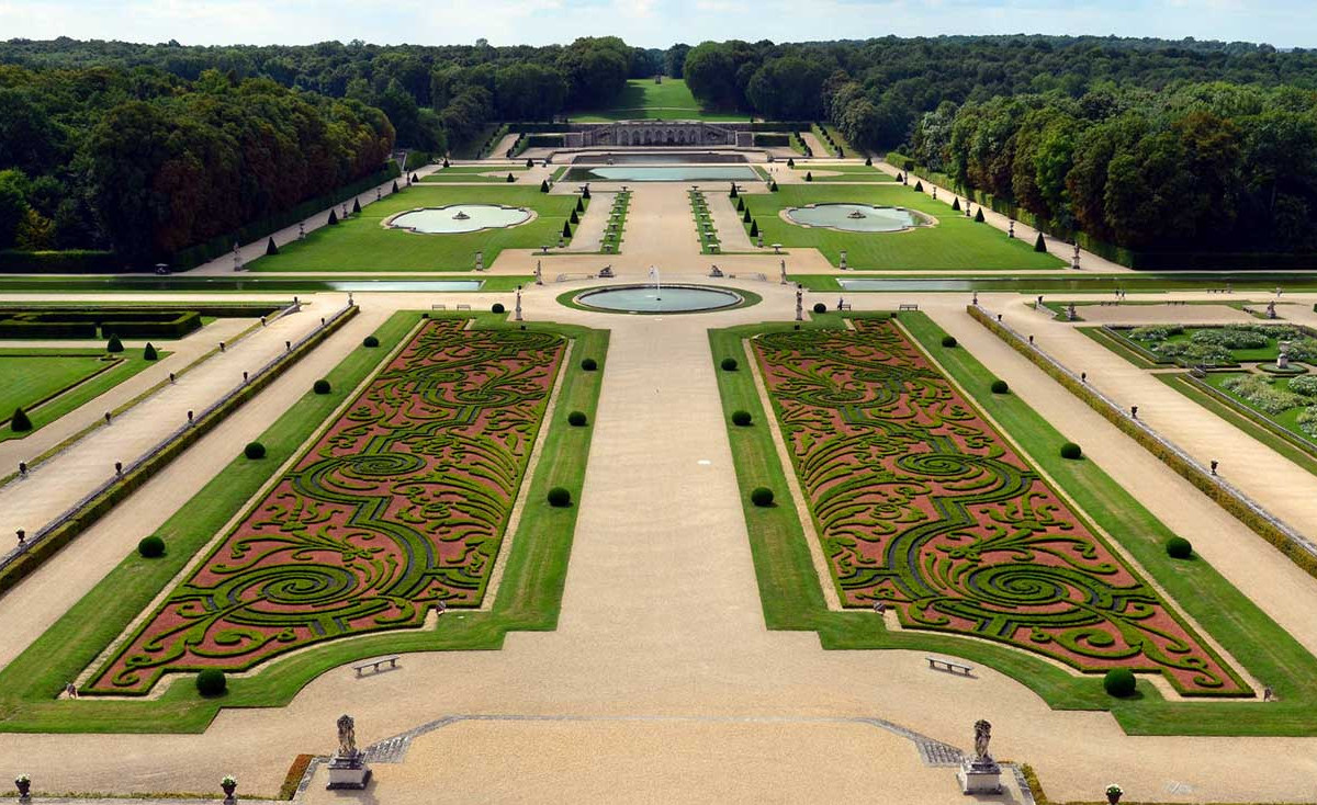 Vue aérienne des jardins de Vaux-le-Vicomte, illustration de la nature comme œuvre d'ingénierie au XVIIe siècle