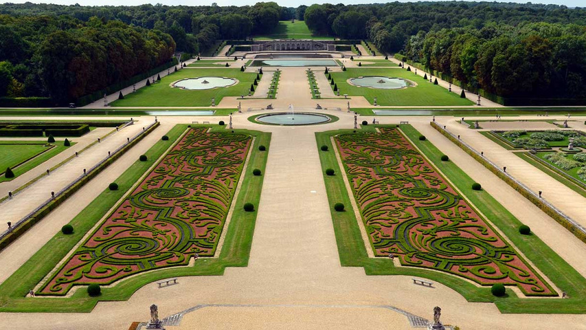 Vue aérienne des jardins de Vaux-le-Vicomte, illustration de la nature comme œuvre d'ingénierie au XVIIe siècle