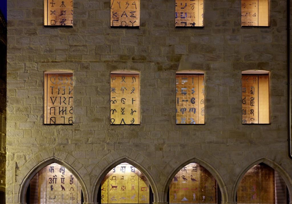 facade-musee-champollion-les-ecritures-du-monde.jpg