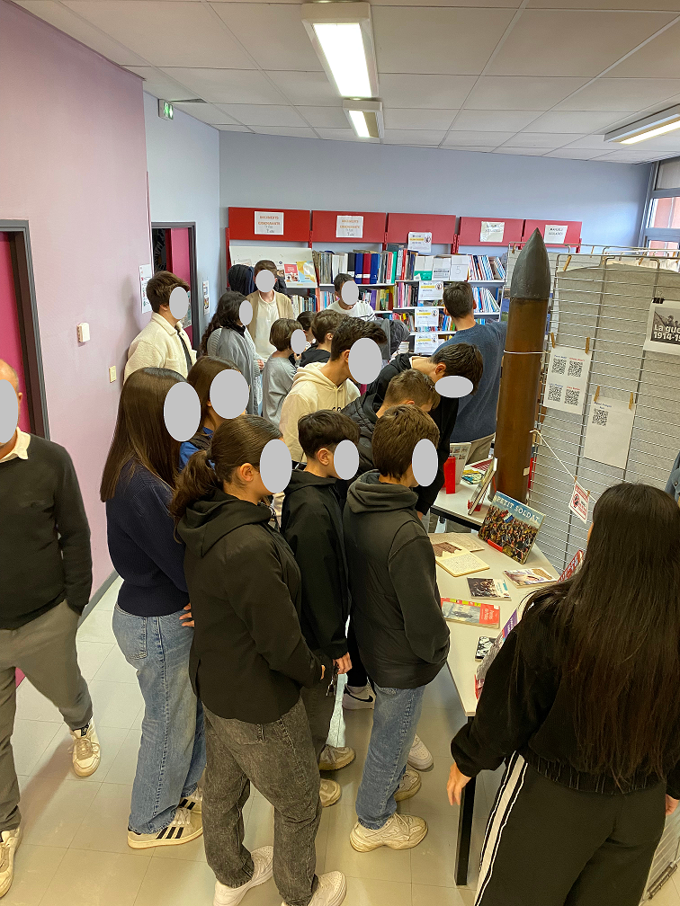 Visite de l'exposition 1ere GM menée par deux élèves