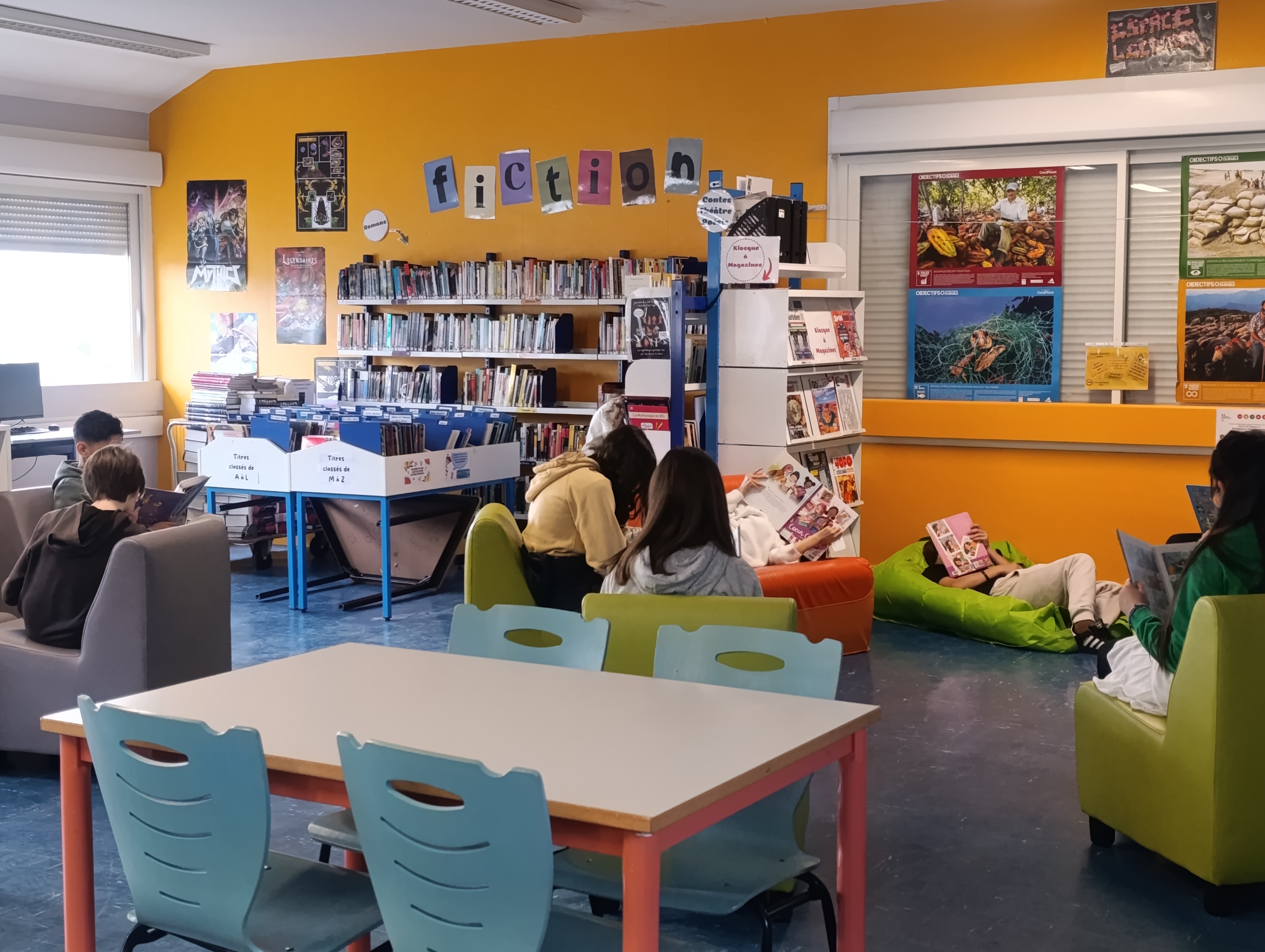 Photo de l'intérieur du CDI du collège Massey. Des élèves sont en train de lire