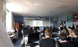 Eleves de dos dans une salle de classe, devant leurs ordinateurs
