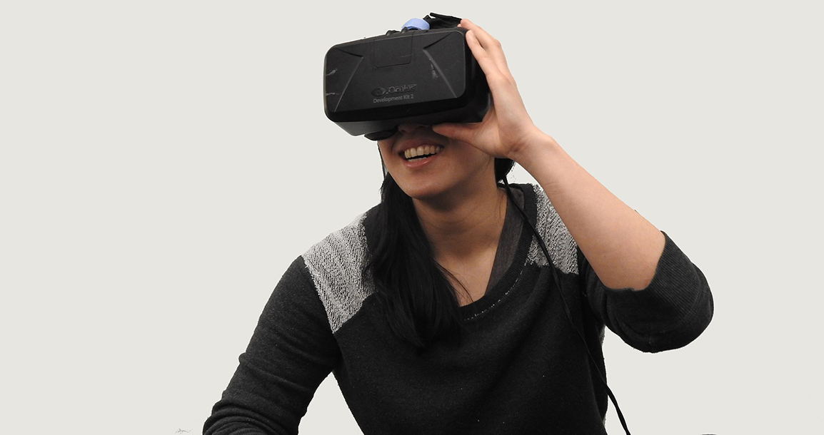 Photo de femme portant un casque de Réalité virtuelle