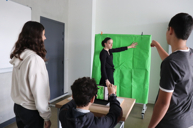 Elèves travaillant avec un fond vert