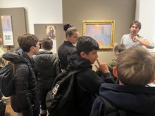 élèves devant une oeuvre au MIB