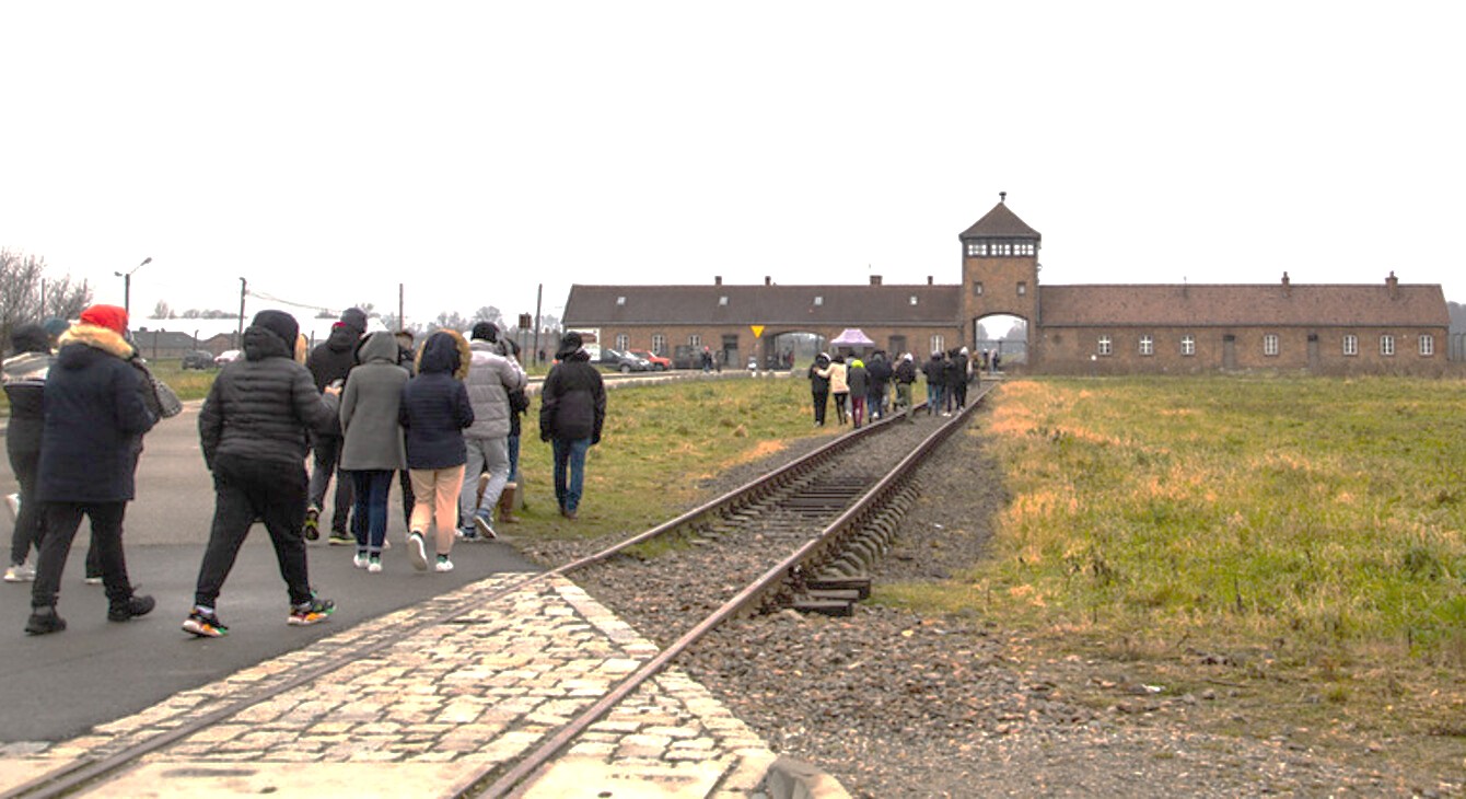 Un groupe de lycéens en visite au camp d'Auschwitz-Birkenau