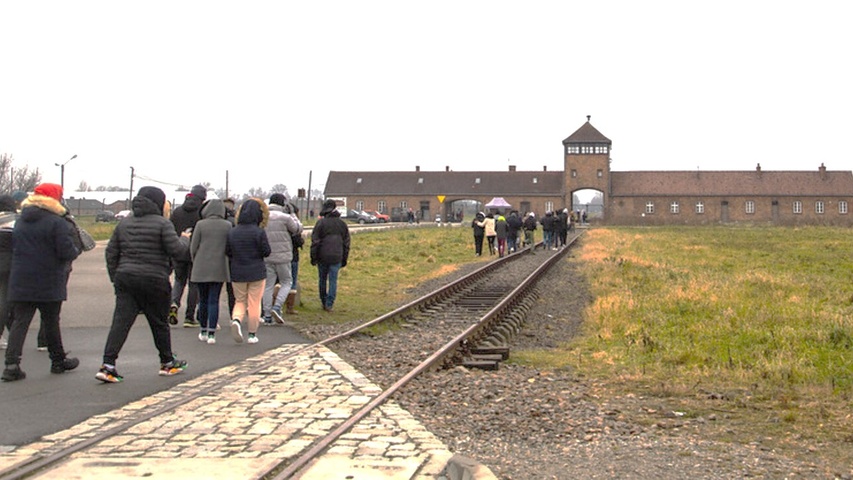 Un groupe de lycéens en visite au camp d'Auschwitz-Birkenau