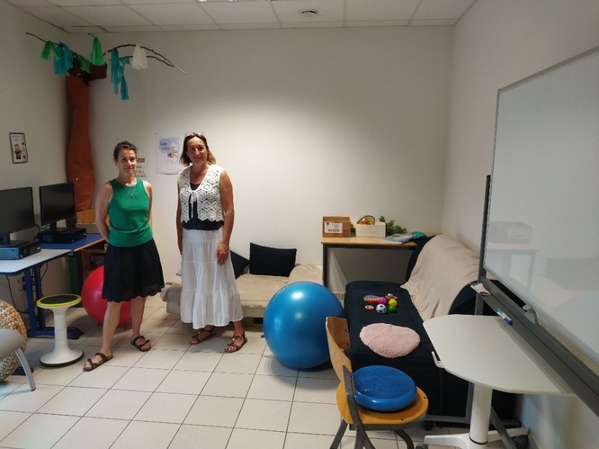 Céline Thomas et Sandrine Vedel dans la salle « oasis », des professeures engagées pour une école inclusive visant à la réussite et au bien-être de tous leurs élèves.