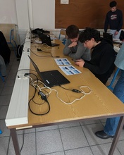 élèves qui travaillent sur le doublage vidéo