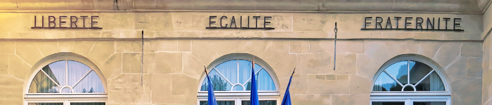 Devise France sur fronton d'un monument
