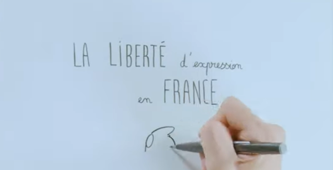 Une main écrit la liberté d'expression en France sur un tableau blanc