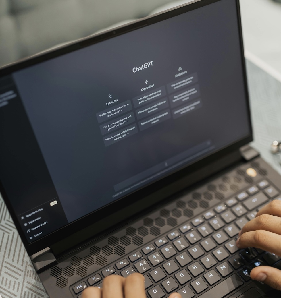 Gros plan sur un écran d'ordinateur portable avec affichage ChatGPT