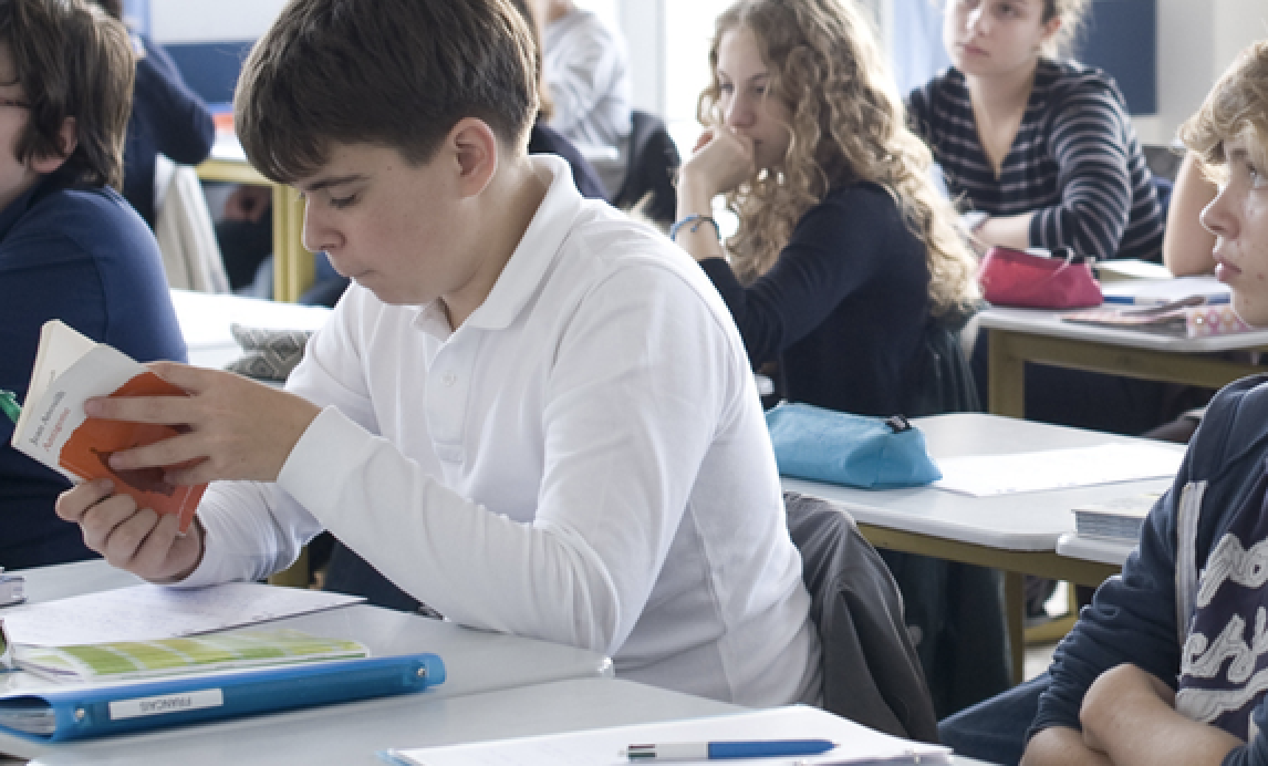 des élèves dans une salle de classe