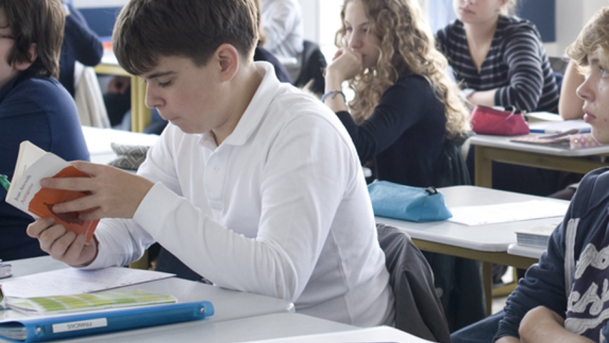 des élèves dans une salle de classe