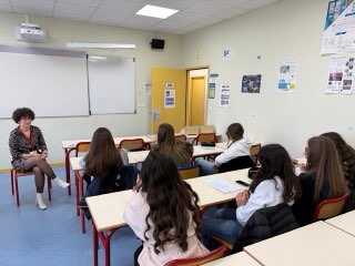 Eleves écoutant une intervenante