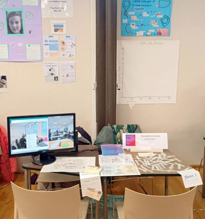 table, ordinateur et languettes de papiers de l'activité