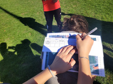 eleve faisant des maths sur un stade