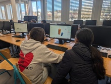 Jeunes filles de dos en train de programmer