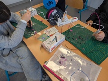 Plaques pour montages électroniques manipulées par des jeunes filles