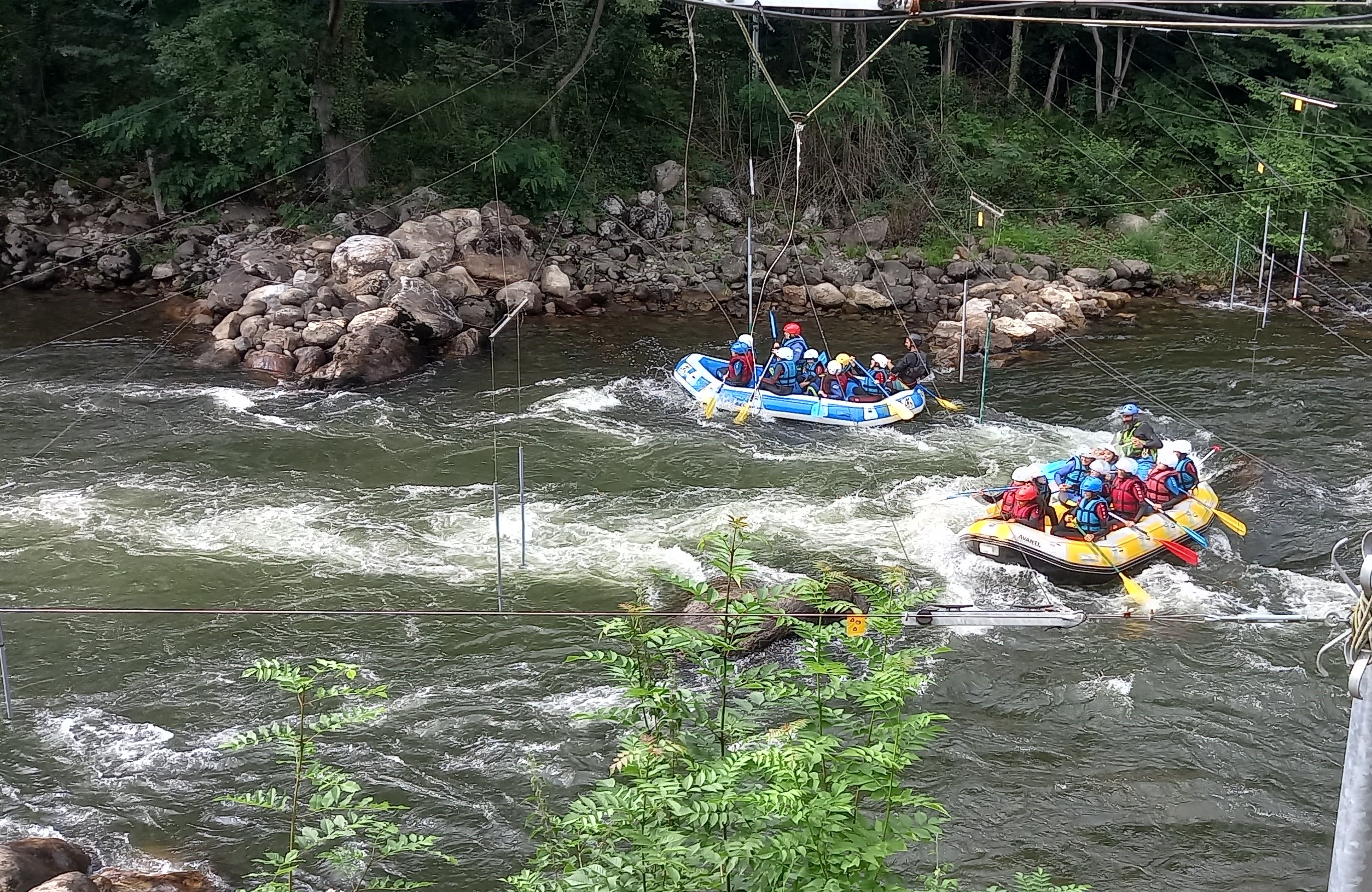 deux rafts plein d'élèves, au milieu de la rivière