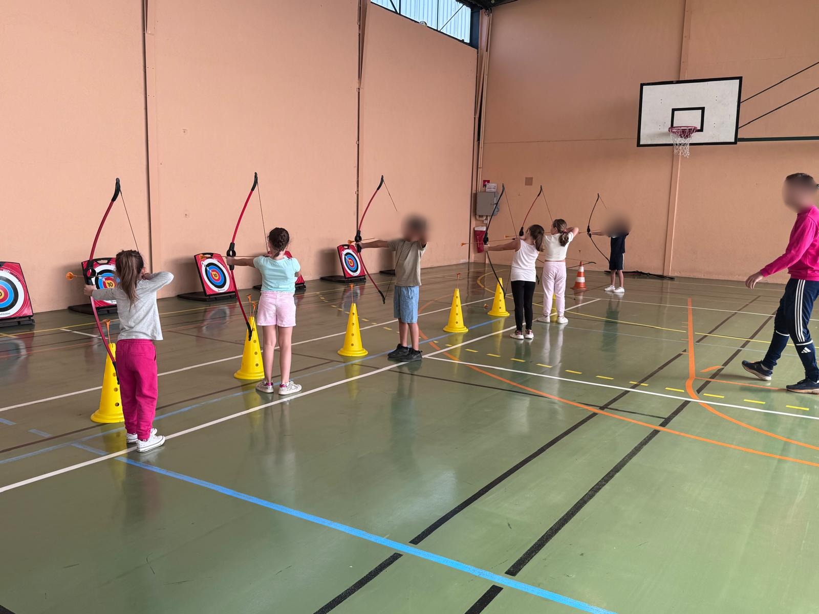 Elèves pratiquant le tir à l'arc