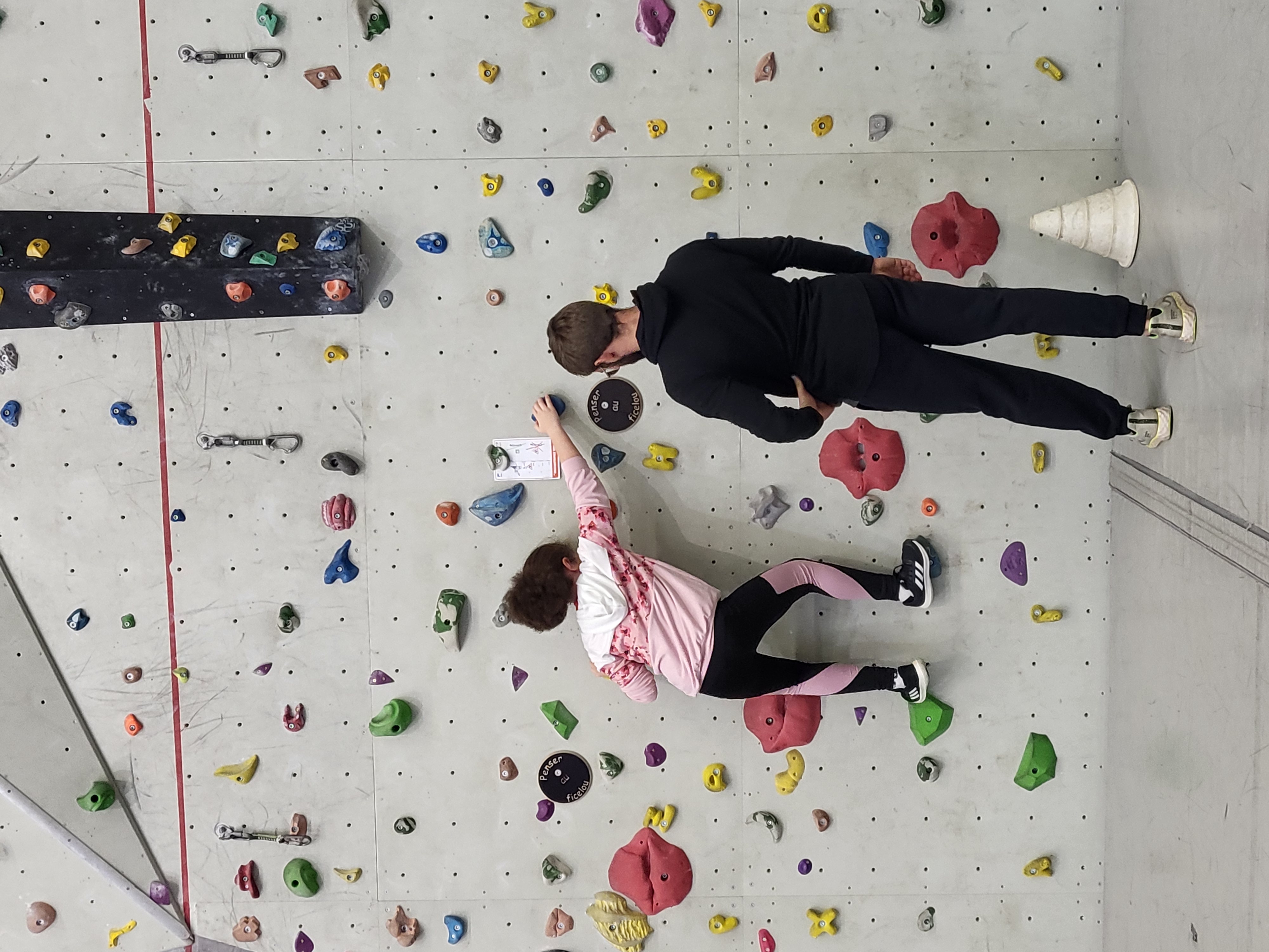 Elève sur un mur d'escalade