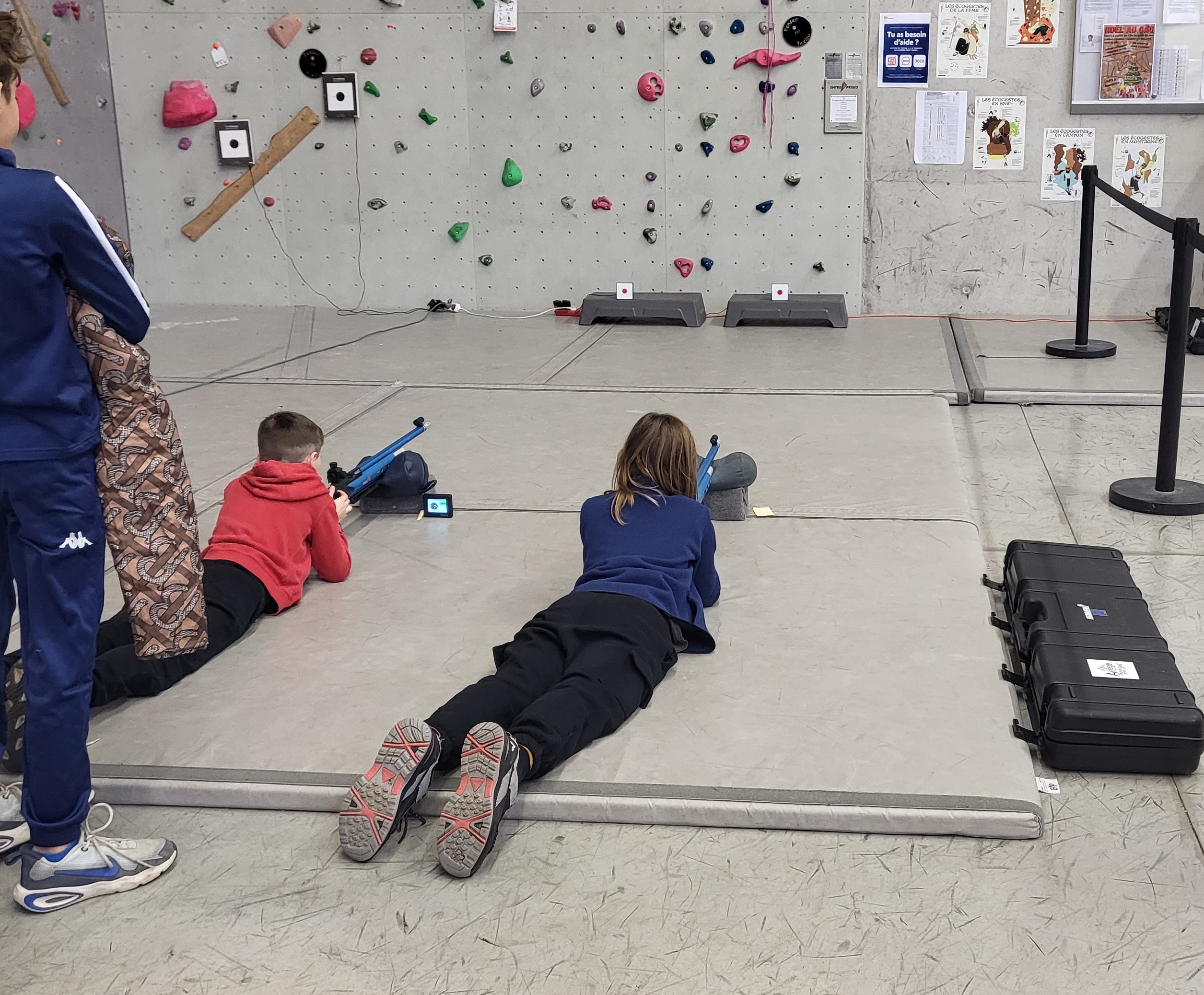 Elève allongé sur le sol s'entrainant au tir à la carabine laser