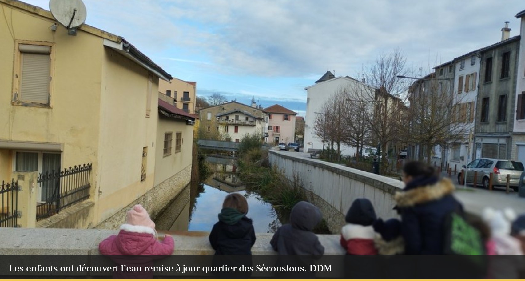 Les enfants découvrent l'eau remise à jour dans le quartier des Sécoustous.