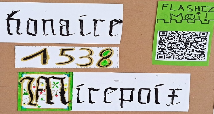 affiche d'une expo avec des enluminures et QR code