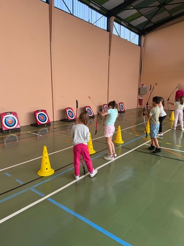 Elèves pratiquant le tir à l'arc