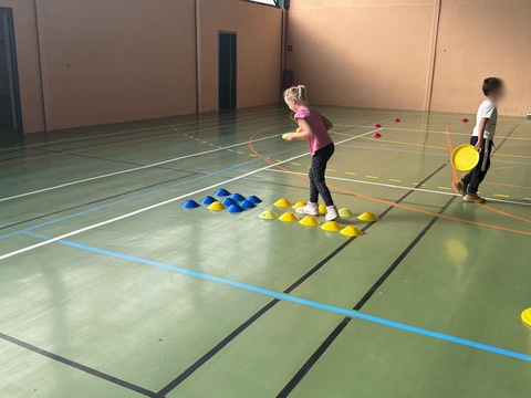 Elèves sur un parcours de motricité