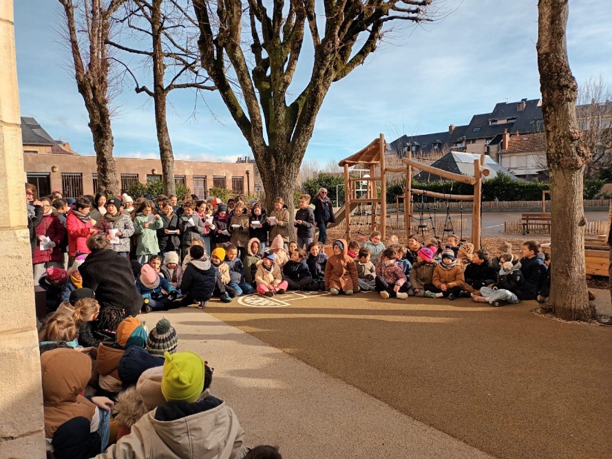 Les élèves de l'école Cambon à Rodez, réunis autour de leur nouveau banc de l'amitié. 