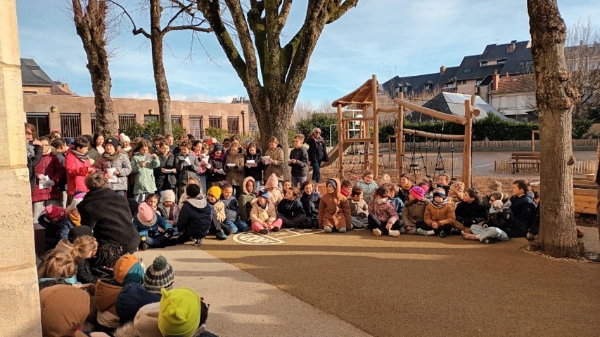 Les élèves de l'école Cambon à Rodez, réunis autour de leur nouveau banc de l'amitié.