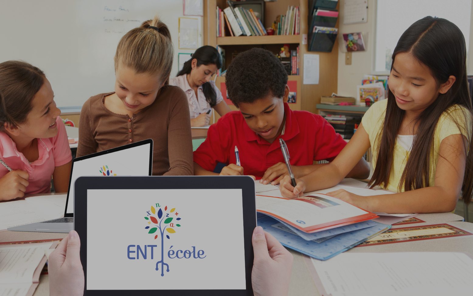 élèves utilisant tablettes et ENT-école