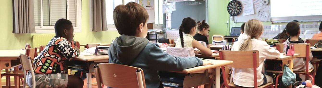 Illustration : élèves dans une salle de classe