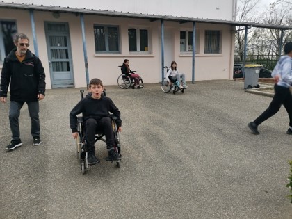 Enfant sur fauteuil roulant