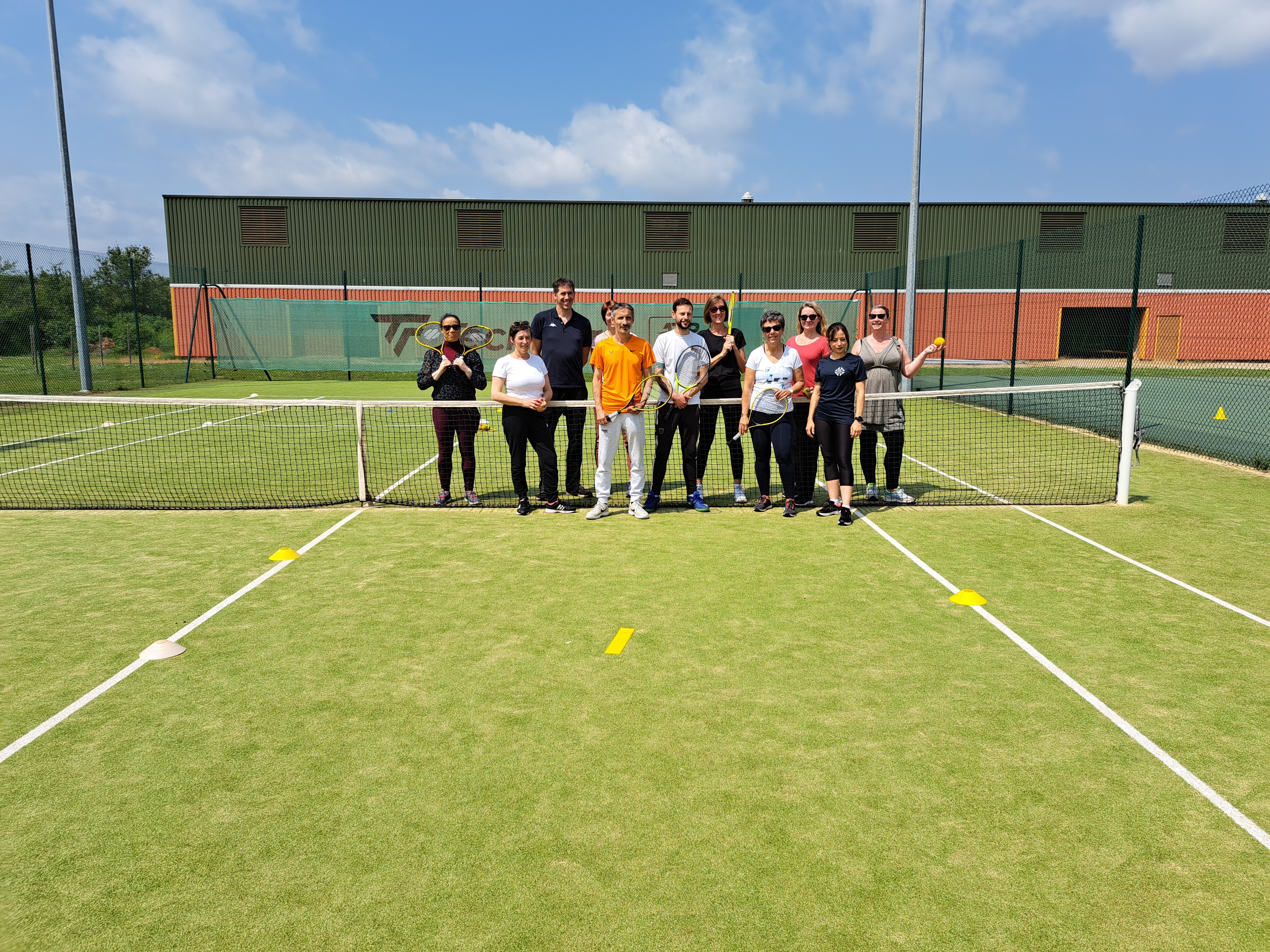 Enseignants sur un terrain de tennis