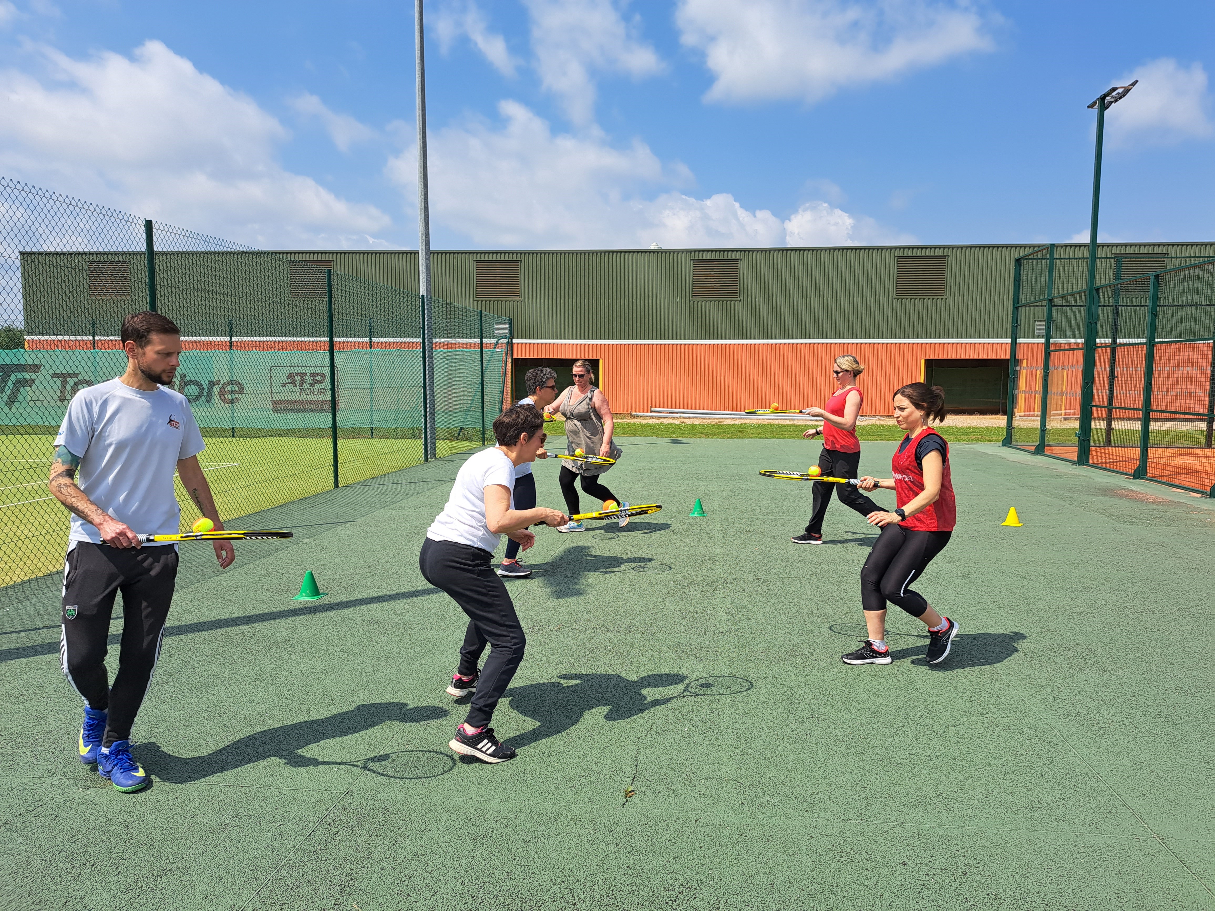 Enseignants jonglant avec raquette et balle