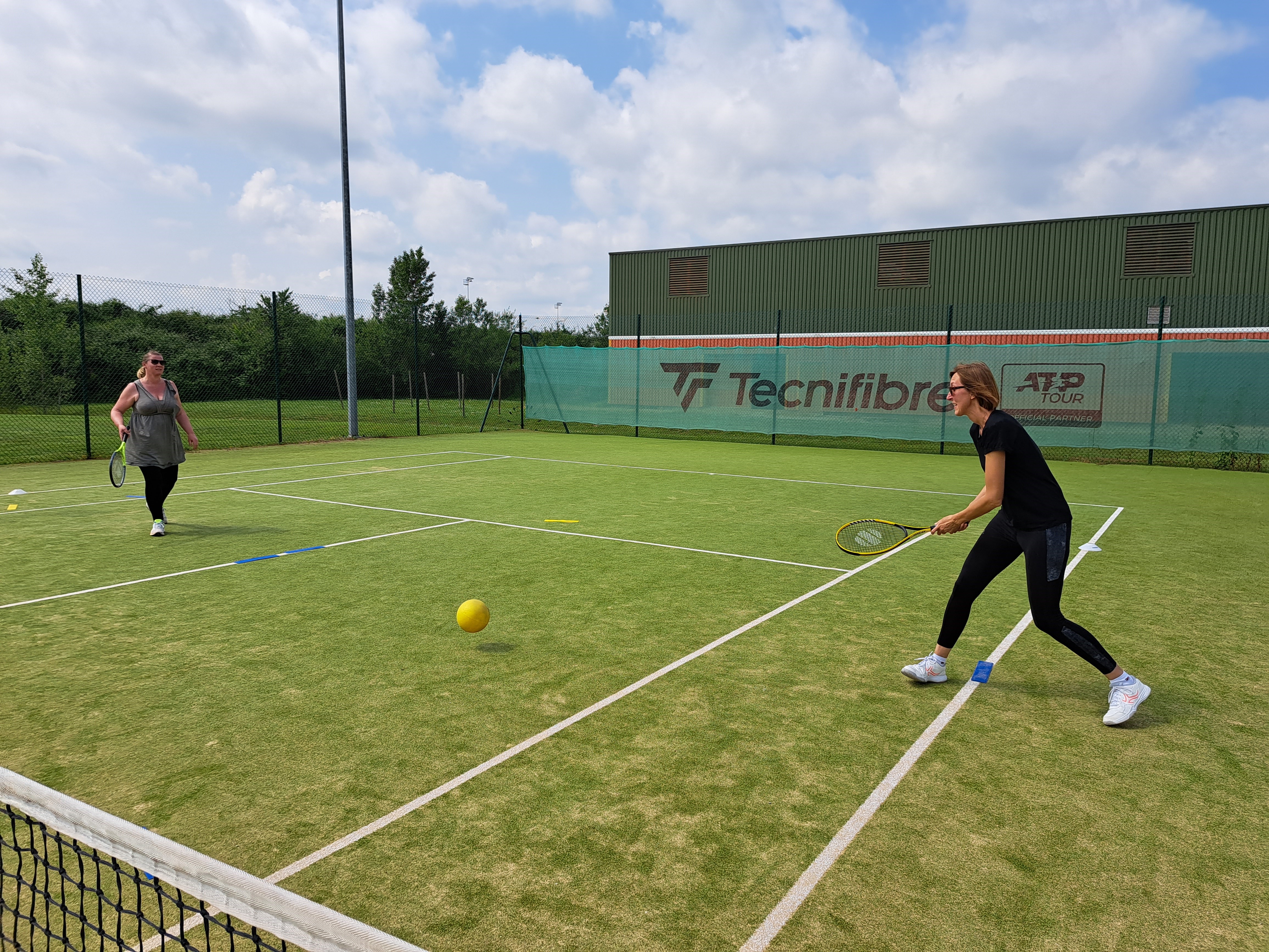 Enseignants jouant au tennis