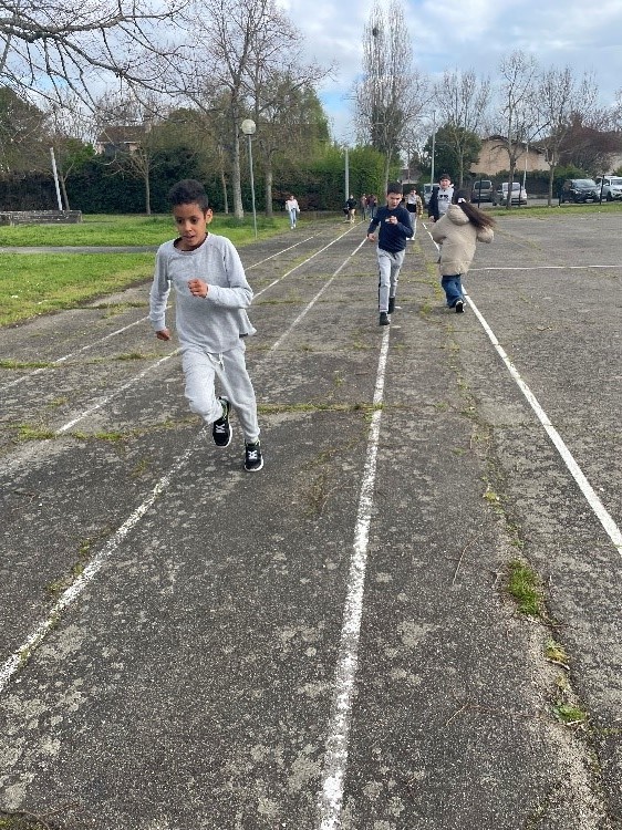 Enfant qui court dans un couloir de course