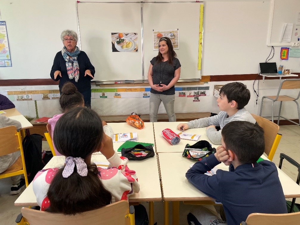 Intervenants au tableau face aux élèves