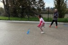 Un élève fait de l'EPS