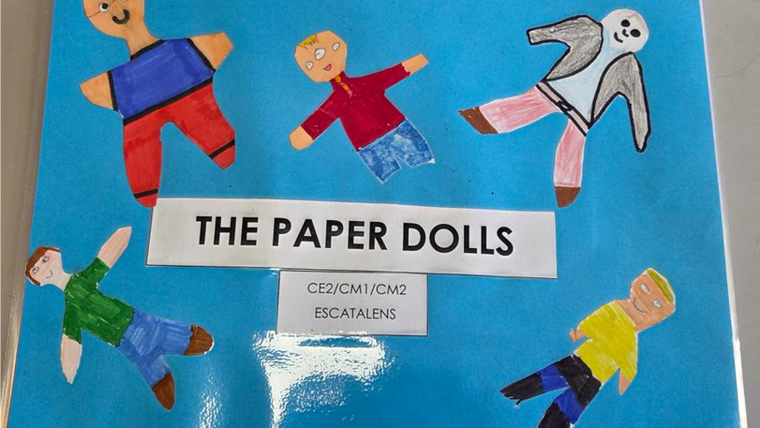 the paper dolls book Escatalens